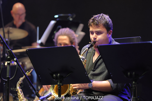 Mòpia (Teatre Xesc Forteza. Palma. 2026-04-24)  Por José Luis Luna Rocafort [INSTANTZZ AKA Galería fotográfica AKA Fotoblog de jazz, impro… y algo más] - Tomajazz - Mòpia presentó en Teatre Xesc Forteza de Palma su primera grabación. Fue el 24 de abril de 2026. José Luis Luna Rocafort lo retrata en INSTANTZZ. Mòpia son Josep Oliver, Jaume Rosselló, Pere Miquel Molina, Miki Ramon, Javier Nieto, Tomàs Montero, Jaume Blàzquez, Samuel Martínez, Dialen Niang Ka:, Sergio Vicente, Diego Riudavets, Joan Frontera, Josep Sina, Toni Beltrán