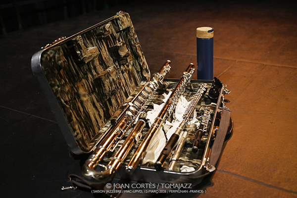 BiZe (Season Jazzèbre / MAC-UPVD, 2026-03-12 / Perpignan -France-) [II] Por Joan Cortès [INSTANTZZ AKA Galería fotográfica AKA Fotoblog de jazz, impro… y algo más] - Tomajazz - BiZe actuaron en Season Jazzèbre 2026 en Perpignan (Francia), el 12 de marzo de 2026. Joan Cortès lo retrata en INSTANTZZ. BiZe son Sylvaine Hélary, Robin Fincker 