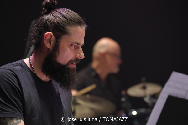 Mòpia (Teatre Xesc Forteza. Palma. 2026-04-24)  Por José Luis Luna Rocafort [INSTANTZZ AKA Galería fotográfica AKA Fotoblog de jazz, impro… y algo más] - Tomajazz - Mòpia presentó en Teatre Xesc Forteza de Palma su primera grabación. Fue el 24 de abril de 2026. José Luis Luna Rocafort lo retrata en INSTANTZZ. Mòpia son Josep Oliver, Jaume Rosselló, Pere Miquel Molina, Miki Ramon, Javier Nieto, Tomàs Montero, Jaume Blàzquez, Samuel Martínez, Dialen Niang Ka:, Sergio Vicente, Diego Riudavets, Joan Frontera, Josep Sina, Toni Beltrán