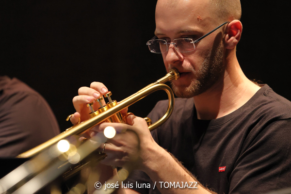 Mòpia (Teatre Xesc Forteza. Palma. 2026-04-24)  Por José Luis Luna Rocafort [INSTANTZZ AKA Galería fotográfica AKA Fotoblog de jazz, impro… y algo más] - Tomajazz - Mòpia presentó en Teatre Xesc Forteza de Palma su primera grabación. Fue el 24 de abril de 2026. José Luis Luna Rocafort lo retrata en INSTANTZZ. Mòpia son Josep Oliver, Jaume Rosselló, Pere Miquel Molina, Miki Ramon, Javier Nieto, Tomàs Montero, Jaume Blàzquez, Samuel Martínez, Dialen Niang Ka:, Sergio Vicente, Diego Riudavets, Joan Frontera, Josep Sina, Toni Beltrán