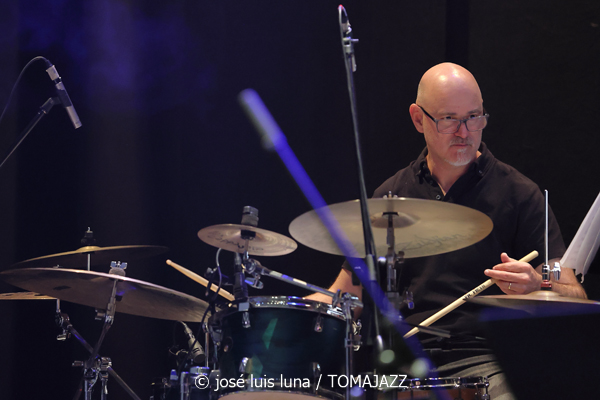 Mòpia (Teatre Xesc Forteza. Palma. 2026-04-24)  Por José Luis Luna Rocafort [INSTANTZZ AKA Galería fotográfica AKA Fotoblog de jazz, impro… y algo más] - Tomajazz - Mòpia presentó en Teatre Xesc Forteza de Palma su primera grabación. Fue el 24 de abril de 2026. José Luis Luna Rocafort lo retrata en INSTANTZZ. Mòpia son Josep Oliver, Jaume Rosselló, Pere Miquel Molina, Miki Ramon, Javier Nieto, Tomàs Montero, Jaume Blàzquez, Samuel Martínez, Dialen Niang Ka:, Sergio Vicente, Diego Riudavets, Joan Frontera, Josep Sina, Toni Beltrán