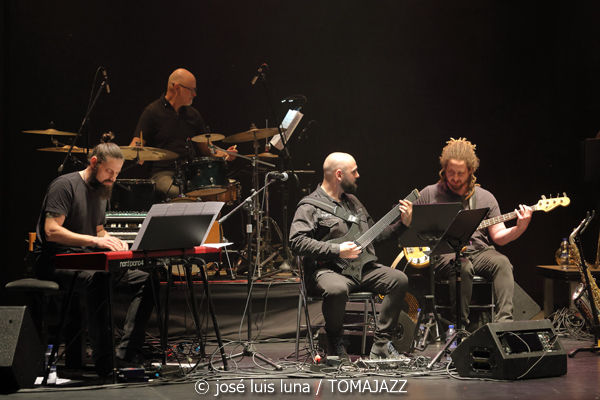 Mòpia (Teatre Xesc Forteza. Palma. 2026-04-24)  Por José Luis Luna Rocafort [INSTANTZZ AKA Galería fotográfica AKA Fotoblog de jazz, impro… y algo más] - Tomajazz - Mòpia presentó en Teatre Xesc Forteza de Palma su primera grabación. Fue el 24 de abril de 2026. José Luis Luna Rocafort lo retrata en INSTANTZZ. Mòpia son Josep Oliver, Jaume Rosselló, Pere Miquel Molina, Miki Ramon, Javier Nieto, Tomàs Montero, Jaume Blàzquez, Samuel Martínez, Dialen Niang Ka:, Sergio Vicente, Diego Riudavets, Joan Frontera, Josep Sina, Toni Beltrán
