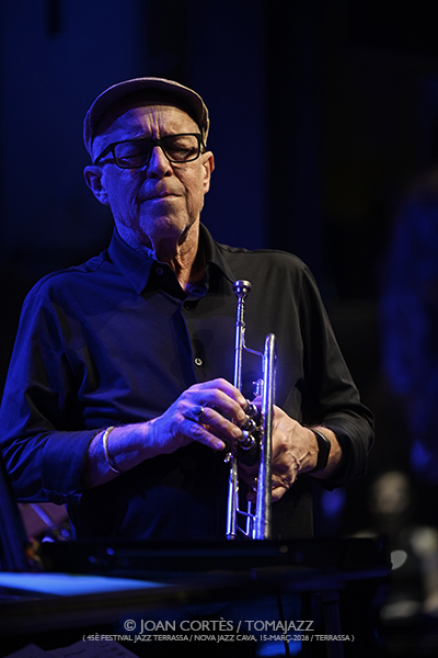 Dave Douglas Quartet (45è Festival Jazz Terrassa 2026 / Nova Jazz Cava, 2026-03-15 / Terrassa -Barcelona-) [I] Por Joan Cortès [INSTANTZZ AKA Galería fotográfica AKA Fotoblog de jazz, impro… y algo más] - Tomajazz - Dave Douglas Quartet actuó en el 45è Festival Jazz Terrassa 2026, en la mítica Nova Jazz Cava, el 15 de marzo de 2026. Joan Cortès lo retrata en INSTANTZZ. Dave Douglas Quartet son Dave Douglas, Marta Warelis, Ingebrigt Håker Flaten, Rudy Royston 