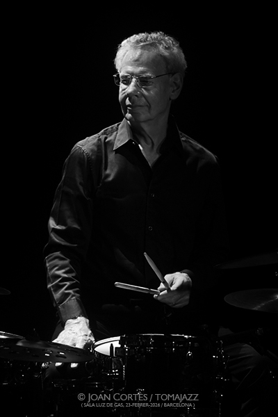 Pete Roth Trio featuring Bill Bruford (Luz de Gas, 2026-02-23 / Barcelona) Por Joan Cortès [INSTANTZZ AKA Galería fotográfica AKA Fotoblog de jazz, impro… y algo más] - Tomajazz - Pete Roth Trio featuring Bill Bruford actuó en Luz de Gas, el 23 de febrero de 2026. Joan Cortès lo retrata en INSTANTZZ. Con Pete