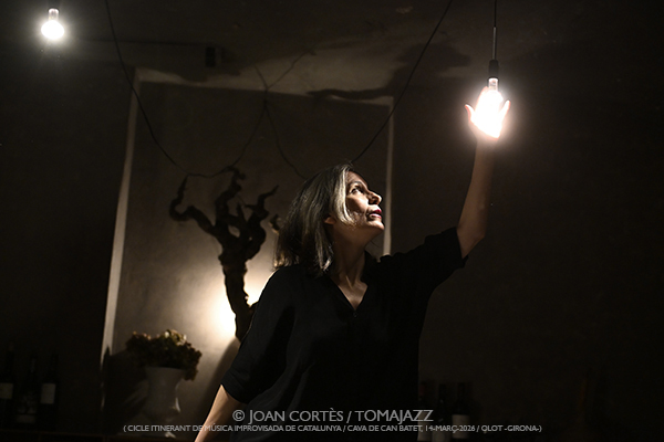 Constanza Brncic & Nuno Rebelo (CIMIC-2026 / Can Batet, 2026-03-14 / Olot -Girona-) [III] Por Joan Cortès [INSTANTZZ AKA Galería fotográfica AKA Fotoblog de jazz, impro… y algo más] - Tomajazz - Constanza Brncic & Nuno Rebelo actuaron en CIMIC-2026 en Olot, Girona, el 14 de marzo de 2016. Joan Cortès lo retrata en INSTANTZZ