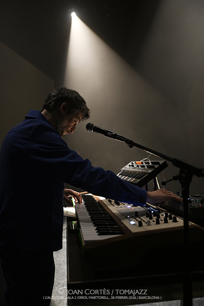 Raül Refree & Niño de Elche “Cru+es" (L’Auditori, Sala 2 Oriol Martorell, 2026-02-28 / Barcelona-) Por Joan Cortès [INSTANTZZ AKA Galería fotográfica AKA Fotoblog de jazz, impro… y algo más] - Tomajazz - Raül Refree & Niño de Elche “Cru+es" actuaron en L’Auditori de Barcelona, el día 28 de febrero de 2026. Joan Cortès lo retrata en INSTANTZZ