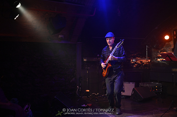 Rale Micic Trio (Jamboree-01, 2026-03-03 / Barcelona) Por Joan Cortès [INSTANTZZ AKA Galería fotográfica AKA Fotoblog de jazz, impro… y algo más] - Tomajazz - Rale Micic Trio actuó en Jamboree, Barceloa, el 3 de marzo de 2026. Joan Cortès lo retrata en INSTANTZZ. Rale Micic Trio son Rale Micic, Ugonna Okegwo, E.J. Strickland 