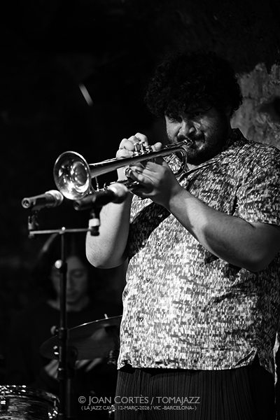 Adam O’Farrill Elephant (Jazz Cava, 2026-03-12 / Vic -Barcelona-) Por Joan Cortès [INSTANTZZ AKA Galería fotográfica AKA Fotoblog de jazz, impro… y algo más] - Tomajazz - Adam O’Farrill Elephant actuó en la Jazz Cava de VIc, el 12 de marzo de 2026-03. Joan Cortès lo retrata en INSTANTZZ. Adam O’Farrill Elephant Adam O’Farrill, trompeta y electrónica Yvonne Rogers, piano y fender rhodes Walter Stinson, contrabajo Russell Holzman, bateria 