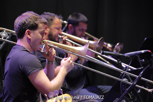 Mòpia (Teatre Xesc Forteza. Palma. 2026-04-24)  Por José Luis Luna Rocafort [INSTANTZZ AKA Galería fotográfica AKA Fotoblog de jazz, impro… y algo más] - Tomajazz - Mòpia presentó en Teatre Xesc Forteza de Palma su primera grabación. Fue el 24 de abril de 2026. José Luis Luna Rocafort lo retrata en INSTANTZZ. Mòpia son Josep Oliver, Jaume Rosselló, Pere Miquel Molina, Miki Ramon, Javier Nieto, Tomàs Montero, Jaume Blàzquez, Samuel Martínez, Dialen Niang Ka:, Sergio Vicente, Diego Riudavets, Joan Frontera, Josep Sina, Toni Beltrán