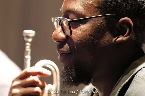 Mòpia (Teatre Xesc Forteza. Palma. 2026-04-24)  Por José Luis Luna Rocafort [INSTANTZZ AKA Galería fotográfica AKA Fotoblog de jazz, impro… y algo más] - Tomajazz - Mòpia presentó en Teatre Xesc Forteza de Palma su primera grabación. Fue el 24 de abril de 2026. José Luis Luna Rocafort lo retrata en INSTANTZZ. Mòpia son Josep Oliver, Jaume Rosselló, Pere Miquel Molina, Miki Ramon, Javier Nieto, Tomàs Montero, Jaume Blàzquez, Samuel Martínez, Dialen Niang Ka:, Sergio Vicente, Diego Riudavets, Joan Frontera, Josep Sina, Toni Beltrán