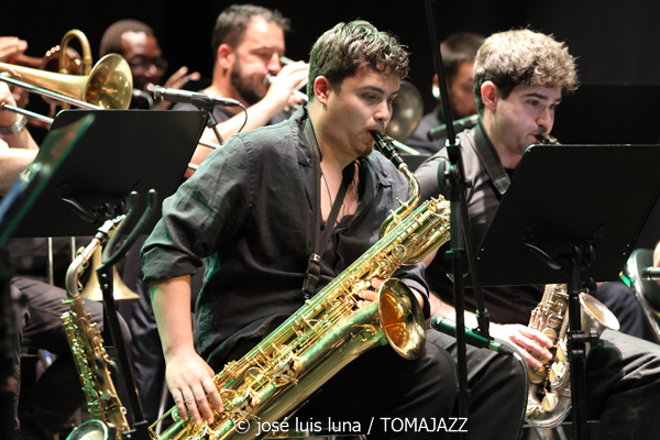 Mòpia (Teatre Xesc Forteza. Palma. 2026-04-24)  Por José Luis Luna Rocafort [INSTANTZZ AKA Galería fotográfica AKA Fotoblog de jazz, impro… y algo más] - Tomajazz - Mòpia presentó en Teatre Xesc Forteza de Palma su primera grabación. Fue el 24 de abril de 2026. José Luis Luna Rocafort lo retrata en INSTANTZZ. Mòpia son Josep Oliver, Jaume Rosselló, Pere Miquel Molina, Miki Ramon, Javier Nieto, Tomàs Montero, Jaume Blàzquez, Samuel Martínez, Dialen Niang Ka:, Sergio Vicente, Diego Riudavets, Joan Frontera, Josep Sina, Toni Beltrán