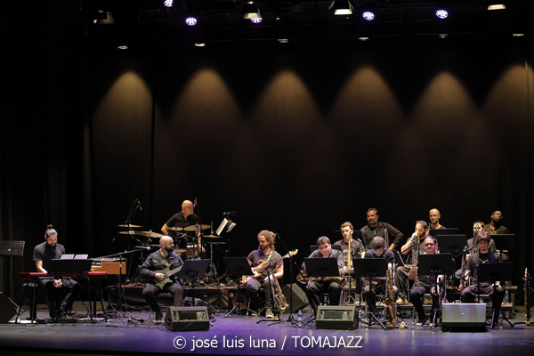 Mòpia (Teatre Xesc Forteza. Palma. 2026-04-24)  Por José Luis Luna Rocafort [INSTANTZZ AKA Galería fotográfica AKA Fotoblog de jazz, impro… y algo más] - Tomajazz - Mòpia presentó en Teatre Xesc Forteza de Palma su primera grabación. Fue el 24 de abril de 2026. José Luis Luna Rocafort lo retrata en INSTANTZZ. Mòpia son Josep Oliver, Jaume Rosselló, Pere Miquel Molina, Miki Ramon, Javier Nieto, Tomàs Montero, Jaume Blàzquez, Samuel Martínez, Dialen Niang Ka:, Sergio Vicente, Diego Riudavets, Joan Frontera, Josep Sina, Toni Beltrán