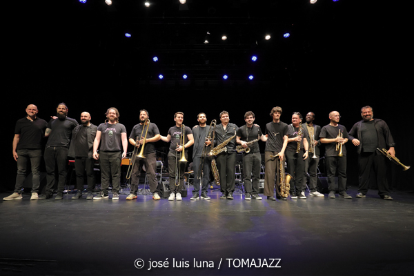 Mòpia (Teatre Xesc Forteza. Palma. 2026-04-24)  Por José Luis Luna Rocafort [INSTANTZZ AKA Galería fotográfica AKA Fotoblog de jazz, impro… y algo más] - Tomajazz - Mòpia presentó en Teatre Xesc Forteza de Palma su primera grabación. Fue el 24 de abril de 2026. José Luis Luna Rocafort lo retrata en INSTANTZZ. Mòpia son Josep Oliver, Jaume Rosselló, Pere Miquel Molina, Miki Ramon, Javier Nieto, Tomàs Montero, Jaume Blàzquez, Samuel Martínez, Dialen Niang Ka:, Sergio Vicente, Diego Riudavets, Joan Frontera, Josep Sina, Toni Beltrán