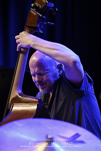 Dave Douglas Quartet (45è Festival Jazz Terrassa 2026 / Nova Jazz Cava, 2026-03-15 / Terrassa -Barcelona-) [I] Por Joan Cortès [INSTANTZZ AKA Galería fotográfica AKA Fotoblog de jazz, impro… y algo más] - Tomajazz - Dave Douglas Quartet actuó en el 45è Festival Jazz Terrassa 2026, en la mítica Nova Jazz Cava, el 15 de marzo de 2026. Joan Cortès lo retrata en INSTANTZZ. Dave Douglas Quartet son Dave Douglas, Marta Warelis, Ingebrigt Håker Flaten, Rudy Royston 