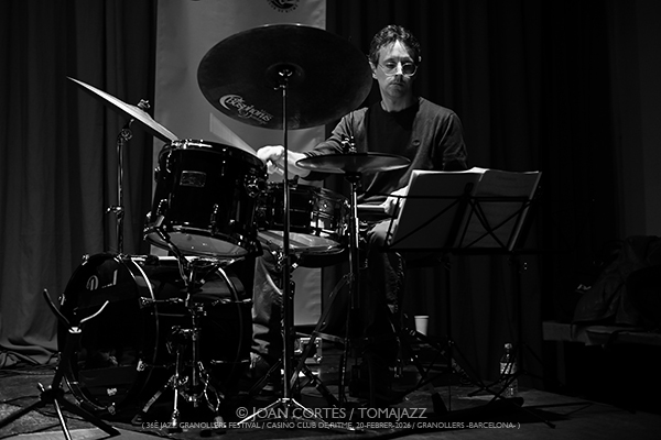 Joan Sanmartí 5t (36è Jazz Granollers Festival 2026/ Casino, 2026-02-20 / Granollers -Barcelona-) [I] Por Joan Cortès [INSTANTZZ AKA Galería fotográfica AKA Fotoblog de jazz, impro… y algo más] - Tomajazz - Joan Sanmartí 5t actuó en el 36è Jazz Granollers Festival 2026, el 20 de febrero de 2026. Joan Cortès lo retrata en INSTANTZZ. Joan Sanmartí 5t son Joan Sanmartí, Gabriel Amargant, Pau Domènech, Marc Cuevas, Joan Vidal 