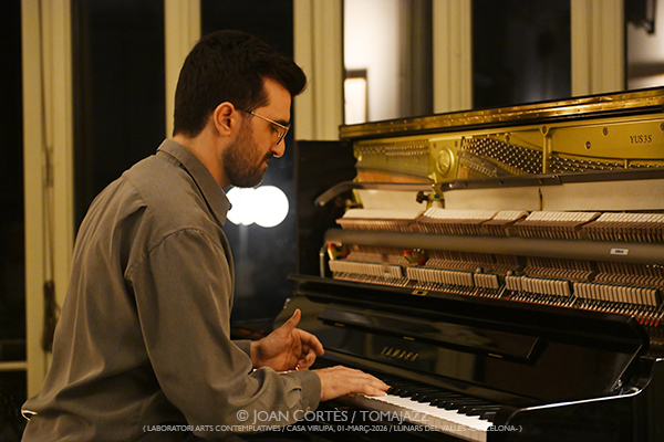 Max Villavecchia, piano solo (LAC -Laboratori Arts Contemplatives-, Casa Virupa, 2026-03-01 / Llinars -Barcelona-) Por Joan Cortès [INSTANTZZ AKA Galería fotográfica AKA Fotoblog de jazz, impro… y algo más] - Tomajazz - Max Villavecchia actuó en LAC -Laboratori Arts Contemplatives-, en Casa Virupa, en Llinars -Barcelona-, el 1 de marzo de 2026. Joan Cortès lo retrata en INSTANTZZ. Con Max Villavecchia,