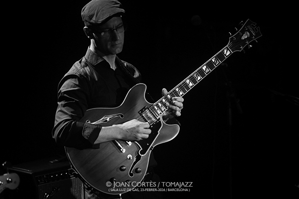 Pete Roth Trio featuring Bill Bruford (Luz de Gas, 2026-02-23 / Barcelona) Por Joan Cortès [INSTANTZZ AKA Galería fotográfica AKA Fotoblog de jazz, impro… y algo más] - Tomajazz - Pete Roth Trio featuring Bill Bruford actuó en Luz de Gas, el 23 de febrero de 2026. Joan Cortès lo retrata en INSTANTZZ. Con Pete