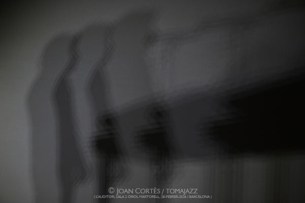 Raül Refree & Niño de Elche “Cru+es" (L’Auditori, Sala 2 Oriol Martorell, 2026-02-28 / Barcelona-) Por Joan Cortès [INSTANTZZ AKA Galería fotográfica AKA Fotoblog de jazz, impro… y algo más] - Tomajazz - Raül Refree & Niño de Elche “Cru+es" actuaron en L’Auditori de Barcelona, el día 28 de febrero de 2026. Joan Cortès lo retrata en INSTANTZZ