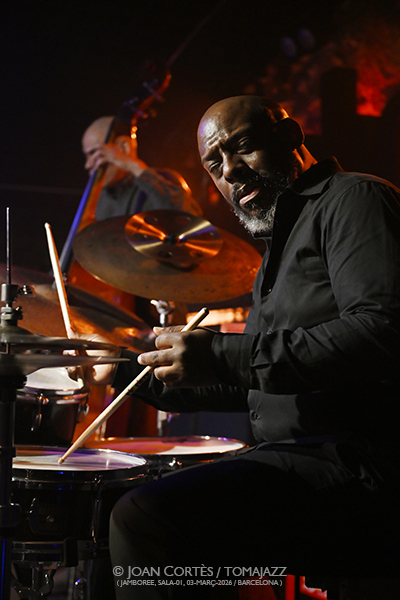 Rale Micic Trio (Jamboree-01, 2026-03-03 / Barcelona) Por Joan Cortès [INSTANTZZ AKA Galería fotográfica AKA Fotoblog de jazz, impro… y algo más] - Tomajazz - Rale Micic Trio actuó en Jamboree, Barceloa, el 3 de marzo de 2026. Joan Cortès lo retrata en INSTANTZZ. Rale Micic Trio son Rale Micic, Ugonna Okegwo, E.J. Strickland 