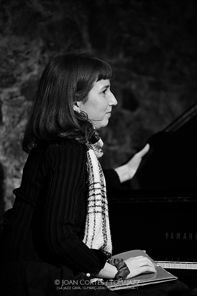 Adam O’Farrill Elephant (Jazz Cava, 2026-03-12 / Vic -Barcelona-) Por Joan Cortès [INSTANTZZ AKA Galería fotográfica AKA Fotoblog de jazz, impro… y algo más] - Tomajazz - Adam O’Farrill Elephant actuó en la Jazz Cava de VIc, el 12 de marzo de 2026-03. Joan Cortès lo retrata en INSTANTZZ. Adam O’Farrill Elephant Adam O’Farrill, trompeta y electrónica Yvonne Rogers, piano y fender rhodes Walter Stinson, contrabajo Russell Holzman, bateria 