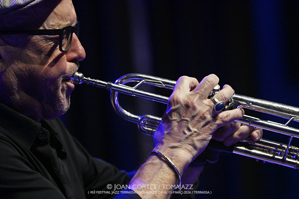 Dave Douglas Quartet (45è Festival Jazz Terrassa 2026 / Nova Jazz Cava, 2026-03-15 / Terrassa -Barcelona-) [I] Por Joan Cortès [INSTANTZZ AKA Galería fotográfica AKA Fotoblog de jazz, impro… y algo más] - Tomajazz - Dave Douglas Quartet actuó en el 45è Festival Jazz Terrassa 2026, en la mítica Nova Jazz Cava, el 15 de marzo de 2026. Joan Cortès lo retrata en INSTANTZZ. Dave Douglas Quartet son Dave Douglas, Marta Warelis, Ingebrigt Håker Flaten, Rudy Royston 