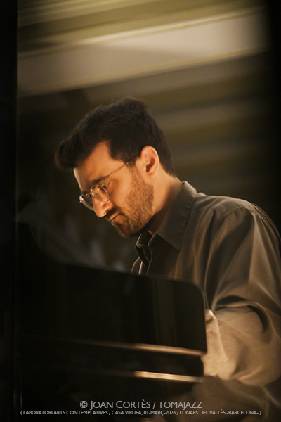 Max Villavecchia, piano solo (LAC -Laboratori Arts Contemplatives-, Casa Virupa, 2026-03-01 / Llinars -Barcelona-) Por Joan Cortès [INSTANTZZ AKA Galería fotográfica AKA Fotoblog de jazz, impro… y algo más] - Tomajazz - Max Villavecchia actuó en LAC -Laboratori Arts Contemplatives-, en Casa Virupa, en Llinars -Barcelona-, el 1 de marzo de 2026. Joan Cortès lo retrata en INSTANTZZ. Con Max Villavecchia,