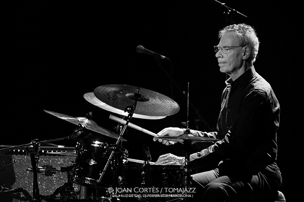 Pete Roth Trio featuring Bill Bruford (Luz de Gas, 2026-02-23 / Barcelona) Por Joan Cortès [INSTANTZZ AKA Galería fotográfica AKA Fotoblog de jazz, impro… y algo más] - Tomajazz - Pete Roth Trio featuring Bill Bruford actuó en Luz de Gas, el 23 de febrero de 2026. Joan Cortès lo retrata en INSTANTZZ. Con Pete