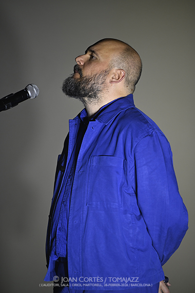 Raül Refree & Niño de Elche “Cru+es" (L’Auditori, Sala 2 Oriol Martorell, 2026-02-28 / Barcelona-) Por Joan Cortès [INSTANTZZ AKA Galería fotográfica AKA Fotoblog de jazz, impro… y algo más] - Tomajazz - Raül Refree & Niño de Elche “Cru+es" actuaron en L’Auditori de Barcelona, el día 28 de febrero de 2026. Joan Cortès lo retrata en INSTANTZZ