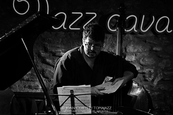 Adam O’Farrill Elephant (Jazz Cava, 2026-03-12 / Vic -Barcelona-) Por Joan Cortès [INSTANTZZ AKA Galería fotográfica AKA Fotoblog de jazz, impro… y algo más] - Tomajazz - Adam O’Farrill Elephant actuó en la Jazz Cava de VIc, el 12 de marzo de 2026-03. Joan Cortès lo retrata en INSTANTZZ. Adam O’Farrill Elephant Adam O’Farrill, trompeta y electrónica Yvonne Rogers, piano y fender rhodes Walter Stinson, contrabajo Russell Holzman, bateria 