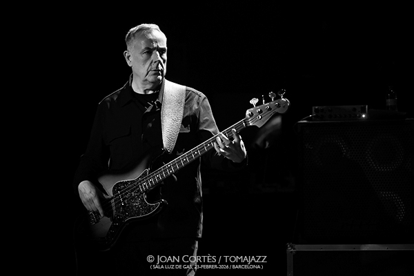 Pete Roth Trio featuring Bill Bruford (Luz de Gas, 2026-02-23 / Barcelona) Por Joan Cortès [INSTANTZZ AKA Galería fotográfica AKA Fotoblog de jazz, impro… y algo más] - Tomajazz - Pete Roth Trio featuring Bill Bruford actuó en Luz de Gas, el 23 de febrero de 2026. Joan Cortès lo retrata en INSTANTZZ. Con Pete