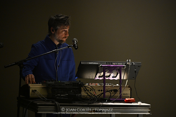 Raül Refree & Niño de Elche “Cru+es" (L’Auditori, Sala 2 Oriol Martorell, 2026-02-28 / Barcelona-) Por Joan Cortès [INSTANTZZ AKA Galería fotográfica AKA Fotoblog de jazz, impro… y algo más] - Tomajazz - Raül Refree & Niño de Elche “Cru+es" actuaron en L’Auditori de Barcelona, el día 28 de febrero de 2026. Joan Cortès lo retrata en INSTANTZZ