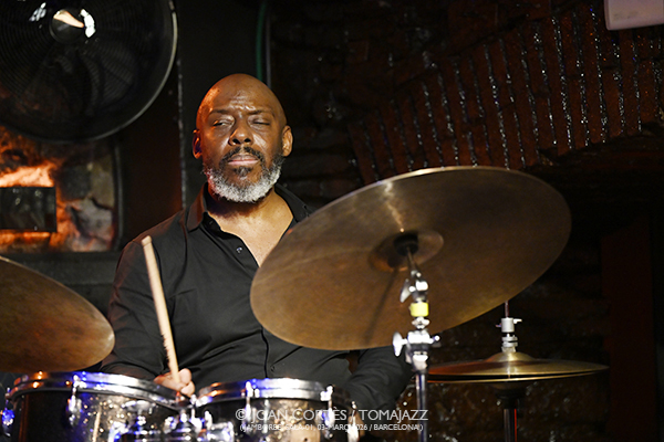 Rale Micic Trio (Jamboree-01, 2026-03-03 / Barcelona) Por Joan Cortès [INSTANTZZ AKA Galería fotográfica AKA Fotoblog de jazz, impro… y algo más] - Tomajazz - Rale Micic Trio actuó en Jamboree, Barceloa, el 3 de marzo de 2026. Joan Cortès lo retrata en INSTANTZZ. Rale Micic Trio son Rale Micic, Ugonna Okegwo, E.J. Strickland 