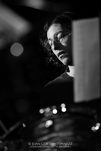 Adam O’Farrill Elephant (Jazz Cava, 2026-03-12 / Vic -Barcelona-) Por Joan Cortès [INSTANTZZ AKA Galería fotográfica AKA Fotoblog de jazz, impro… y algo más] - Tomajazz - Adam O’Farrill Elephant actuó en la Jazz Cava de VIc, el 12 de marzo de 2026-03. Joan Cortès lo retrata en INSTANTZZ. Adam O’Farrill Elephant Adam O’Farrill, trompeta y electrónica Yvonne Rogers, piano y fender rhodes Walter Stinson, contrabajo Russell Holzman, bateria 