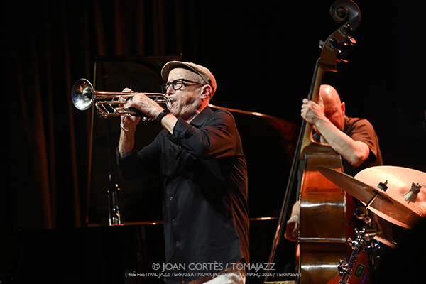 Dave Douglas Quartet (45è Festival Jazz Terrassa 2026 / Nova Jazz Cava, 2026-03-15 / Terrassa -Barcelona-) [I] Por Joan Cortès [INSTANTZZ AKA Galería fotográfica AKA Fotoblog de jazz, impro… y algo más] - Tomajazz - Dave Douglas Quartet actuó en el 45è Festival Jazz Terrassa 2026, en la mítica Nova Jazz Cava, el 15 de marzo de 2026. Joan Cortès lo retrata en INSTANTZZ. Dave Douglas Quartet son Dave Douglas, Marta Warelis, Ingebrigt Håker Flaten, Rudy Royston 