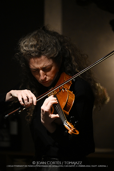Luz Prado (CIMIC-2026 / Can Batet, 2026-02-21 / Olot -Girona-) [II] Por Joan Cortès [INSTANTZZ AKA Galería fotográfica AKA Fotoblog de jazz, impro… y algo más] - Tomajazz - Luz Prado actuó en CIMIC-2026 en Can Batet en Girona, el 21 de febrero de 2026. Joan Cortès INSTANTZZ