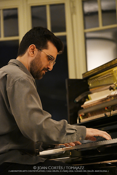 Max Villavecchia, piano solo (LAC -Laboratori Arts Contemplatives-, Casa Virupa, 2026-03-01 / Llinars -Barcelona-) Por Joan Cortès [INSTANTZZ AKA Galería fotográfica AKA Fotoblog de jazz, impro… y algo más] - Tomajazz - Max Villavecchia actuó en LAC -Laboratori Arts Contemplatives-, en Casa Virupa, en Llinars -Barcelona-, el 1 de marzo de 2026. Joan Cortès lo retrata en INSTANTZZ. Con Max Villavecchia,