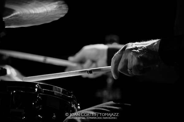 Pete Roth Trio featuring Bill Bruford (Luz de Gas, 2026-02-23 / Barcelona) Por Joan Cortès [INSTANTZZ AKA Galería fotográfica AKA Fotoblog de jazz, impro… y algo más] - Tomajazz - Pete Roth Trio featuring Bill Bruford actuó en Luz de Gas, el 23 de febrero de 2026. Joan Cortès lo retrata en INSTANTZZ. Con Pete