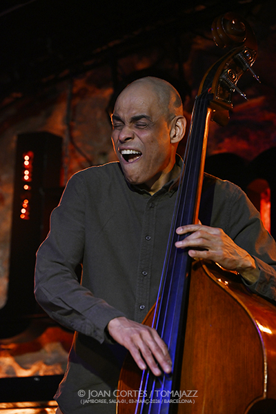 Rale Micic Trio (Jamboree-01, 2026-03-03 / Barcelona) Por Joan Cortès [INSTANTZZ AKA Galería fotográfica AKA Fotoblog de jazz, impro… y algo más] - Tomajazz - Rale Micic Trio actuó en Jamboree, Barceloa, el 3 de marzo de 2026. Joan Cortès lo retrata en INSTANTZZ. Rale Micic Trio son Rale Micic, Ugonna Okegwo, E.J. Strickland 