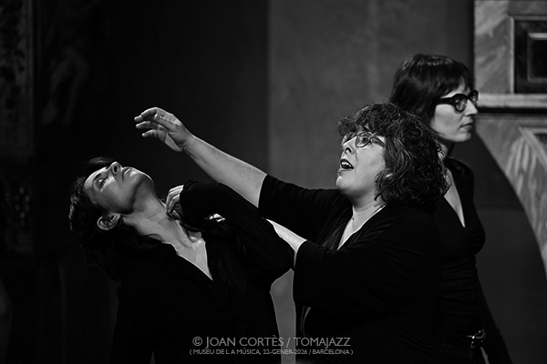 INSTANTZZ: Invierno Femenino 2025-26 (I) Por Joan Cortès [INSTANTZZ AKA Galería fotográfica AKA Fotoblog de jazz, impro… y algo más] - Tomajazz - Un clásico de Joan Cortés en Tomajazz son sus especiales Invierno Femenino, de 2025-26 en esta ocasión. Con Mayte Martín, Jordina Millà, Maria del Mar Bonet, Laia Puig, Agnès Balfegó-Celeste Alías-Neus Calaf, Veus Lliures, Núria Andorrà, Natsuko Sugao, Ester Quevedo, Anna Ferrer, Lucía la Bronce