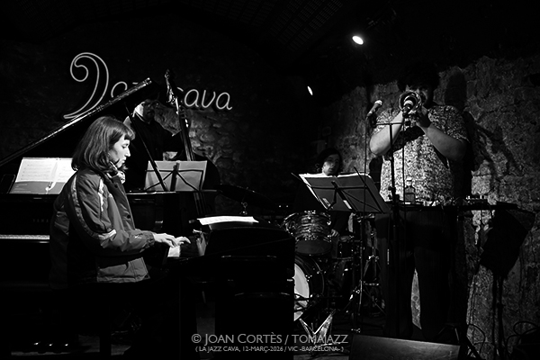 Adam O’Farrill Elephant (Jazz Cava, 2026-03-12 / Vic -Barcelona-) Por Joan Cortès [INSTANTZZ AKA Galería fotográfica AKA Fotoblog de jazz, impro… y algo más] - Tomajazz - Adam O’Farrill Elephant actuó en la Jazz Cava de VIc, el 12 de marzo de 2026-03. Joan Cortès lo retrata en INSTANTZZ. Adam O’Farrill Elephant son Adam O’Farrill, Yvonne Rogers, Walter Stinson, Russell Holzman 