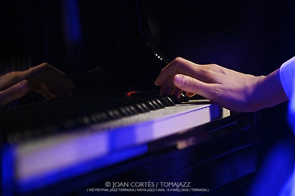 Dave Douglas Quartet (45è Festival Jazz Terrassa 2026 / Nova Jazz Cava, 2026-03-15 / Terrassa -Barcelona-) [I] Por Joan Cortès [INSTANTZZ AKA Galería fotográfica AKA Fotoblog de jazz, impro… y algo más] - Tomajazz - Dave Douglas Quartet actuó en el 45è Festival Jazz Terrassa 2026, en la mítica Nova Jazz Cava, el 15 de marzo de 2026. Joan Cortès lo retrata en INSTANTZZ. Dave Douglas Quartet son Dave Douglas, Marta Warelis, Ingebrigt Håker Flaten, Rudy Royston 