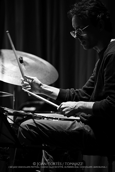 Joan Sanmartí 5t (36è Jazz Granollers Festival 2026/ Casino, 2026-02-20 / Granollers -Barcelona-) [I] Por Joan Cortès [INSTANTZZ AKA Galería fotográfica AKA Fotoblog de jazz, impro… y algo más] - Tomajazz - Joan Sanmartí 5t actuó en el 36è Jazz Granollers Festival 2026, el 20 de febrero de 2026. Joan Cortès lo retrata en INSTANTZZ. Joan Sanmartí 5t son Joan Sanmartí, Gabriel Amargant, Pau Domènech, Marc Cuevas, Joan Vidal 
