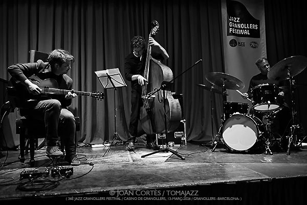 Lage Lund Trio (36è Jazz Granollers Festival / Casino, 2026-03-13 / Granollers -Barcelona-) [y III] Por Joan Cortès [INSTANTZZ AKA Galería fotográfica AKA Fotoblog de jazz, impro… y algo más] - Tomajazz - Lage Lund Trio actuó en el 36è Jazz Granollers Festival, el 13 de marzo de 2026. Joan Cortès lo retrata en INSTANTZZ. Lage Lund Trio son Lage Lund, Orlando Le Fleming, Greg Hutchinson