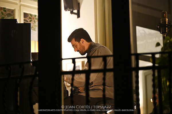 Max Villavecchia, piano solo (LAC -Laboratori Arts Contemplatives-, Casa Virupa, 2026-03-01 / Llinars -Barcelona-) Por Joan Cortès [INSTANTZZ AKA Galería fotográfica AKA Fotoblog de jazz, impro… y algo más] - Tomajazz - Max Villavecchia actuó en LAC -Laboratori Arts Contemplatives-, en Casa Virupa, en Llinars -Barcelona-, el 1 de marzo de 2026. Joan Cortès lo retrata en INSTANTZZ. Con Max Villavecchia,