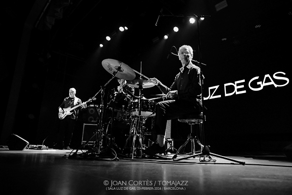 Pete Roth Trio featuring Bill Bruford (Luz de Gas, 2026-02-23 / Barcelona) Por Joan Cortès [INSTANTZZ AKA Galería fotográfica AKA Fotoblog de jazz, impro… y algo más] - Tomajazz - Pete Roth Trio featuring Bill Bruford actuó en Luz de Gas, el 23 de febrero de 2026. Joan Cortès lo retrata en INSTANTZZ. Con Pete Roth, Bill Bruford, Mike Pratt