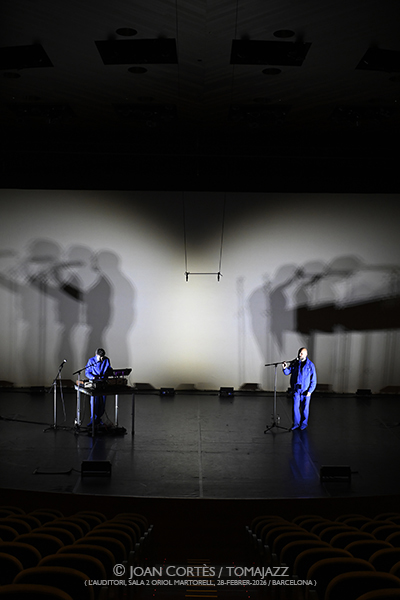 Raül Refree & Niño de Elche “Cru+es" (L’Auditori, Sala 2 Oriol Martorell, 2026-02-28 / Barcelona-) Por Joan Cortès [INSTANTZZ AKA Galería fotográfica AKA Fotoblog de jazz, impro… y algo más] - Tomajazz - Raül Refree & Niño de Elche “Cru+es" actuaron en L’Auditori de Barcelona, el día 28 de febrero de 2026. Joan Cortès lo retrata en INSTANTZZ
