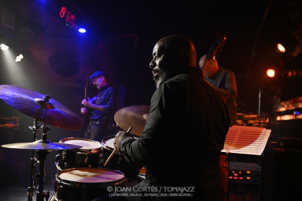 Rale Micic Trio (Jamboree-01, 2026-03-03 / Barcelona) Por Joan Cortès [INSTANTZZ AKA Galería fotográfica AKA Fotoblog de jazz, impro… y algo más] - Tomajazz - Rale Micic Trio actuó en Jamboree, Barceloa, el 3 de marzo de 2026. Joan Cortès lo retrata en INSTANTZZ. Rale Micic Trio son Rale Micic, Ugonna Okegwo, E.J. Strickland 