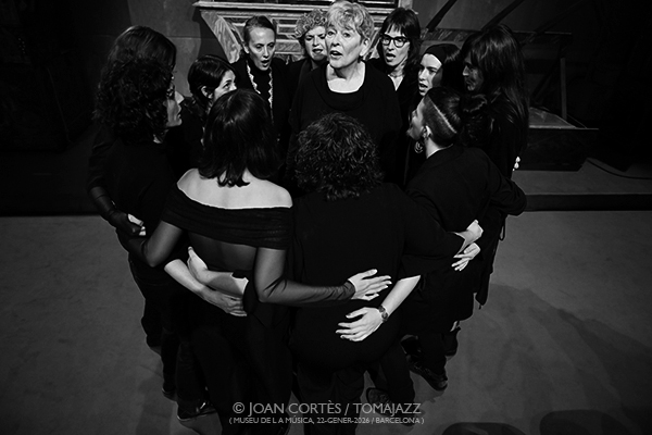 INSTANTZZ: Invierno Femenino 2025-26 (I) Por Joan Cortès [INSTANTZZ AKA Galería fotográfica AKA Fotoblog de jazz, impro… y algo más] - Tomajazz - Un clásico de Joan Cortés en Tomajazz son sus especiales Invierno Femenino, de 2025-26 en esta ocasión. Con Mayte Martín, Jordina Millà, Maria del Mar Bonet, Laia Puig, Agnès Balfegó-Celeste Alías-Neus Calaf, Veus Lliures, Núria Andorrà, Natsuko Sugao, Ester Quevedo, Anna Ferrer, Lucía la Bronce
