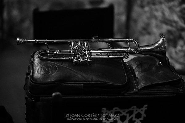 Adam O’Farrill Elephant (Jazz Cava, 2026-03-12 / Vic -Barcelona-) Por Joan Cortès [INSTANTZZ AKA Galería fotográfica AKA Fotoblog de jazz, impro… y algo más] - Tomajazz - Adam O’Farrill Elephant actuó en la Jazz Cava de VIc, el 12 de marzo de 2026-03. Joan Cortès lo retrata en INSTANTZZ. Adam O’Farrill Elephant son Adam O’Farrill, Yvonne Rogers, Walter Stinson, Russell Holzman 