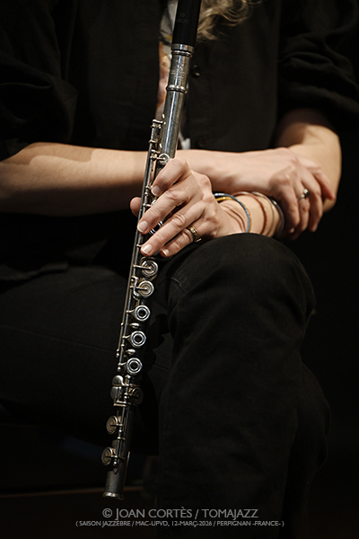 BiZe (Season Jazzèbre / MAC-UPVD, 2026-03-12 / Perpignan -France-) [II] Por Joan Cortès [INSTANTZZ AKA Galería fotográfica AKA Fotoblog de jazz, impro… y algo más] - Tomajazz - BiZe actuaron en Season Jazzèbre 2026 en Perpignan (Francia), el 12 de marzo de 2026. Joan Cortès lo retrata en INSTANTZZ. BiZe son Sylvaine Hélary, Robin Fincker 